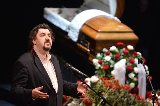 People pay their last respects to People's Artist of Russia Alexander Lenkov