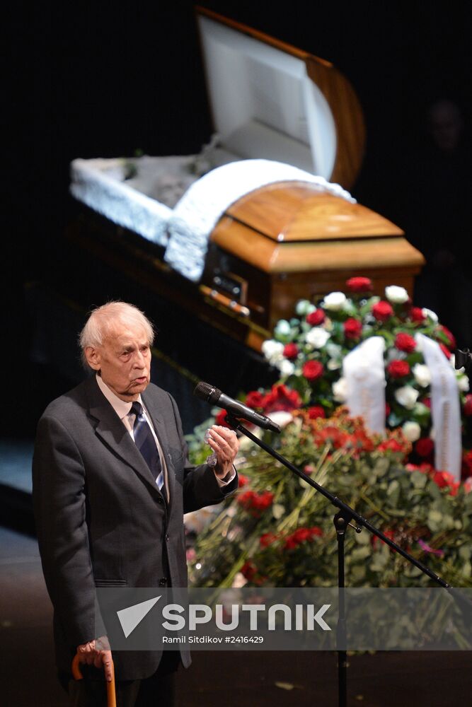 People pay their last respects to People's Artist of Russia Alexander Lenkov