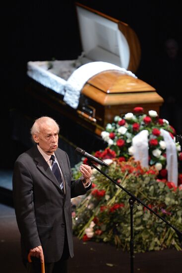 People pay their last respects to People's Artist of Russia Alexander Lenkov