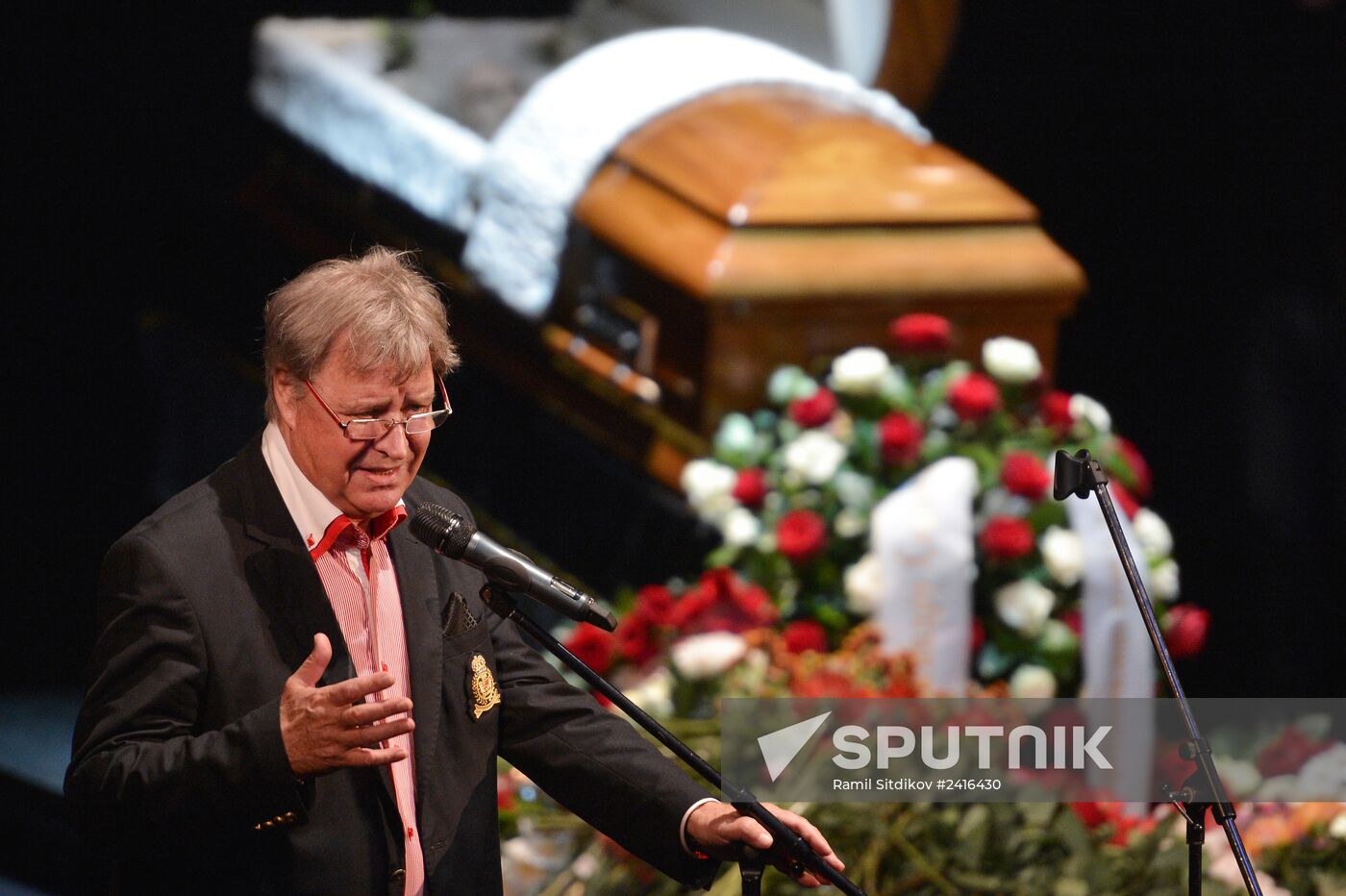 People pay their last respects to People's Artist of Russia Alexander Lenkov