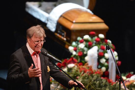 People pay their last respects to People's Artist of Russia Alexander Lenkov