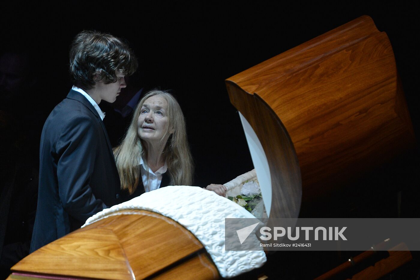 People pay their last respects to People's Artist of Russia Alexander Lenkov