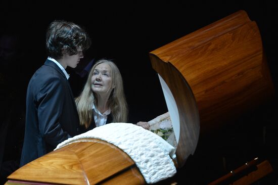 People pay their last respects to People's Artist of Russia Alexander Lenkov