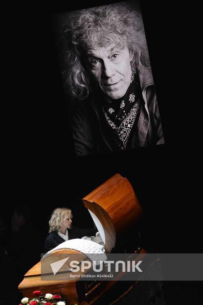 People pay their last respects to People's Artist of Russia Alexander Lenkov