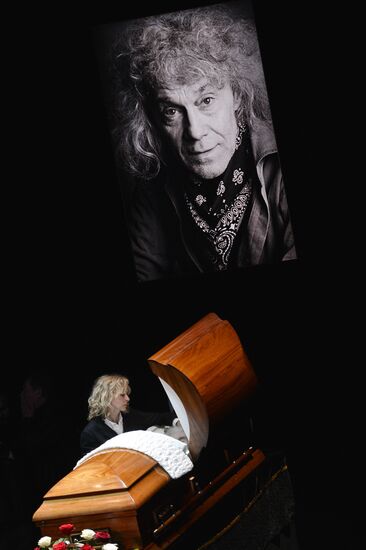 People pay their last respects to People's Artist of Russia Alexander Lenkov