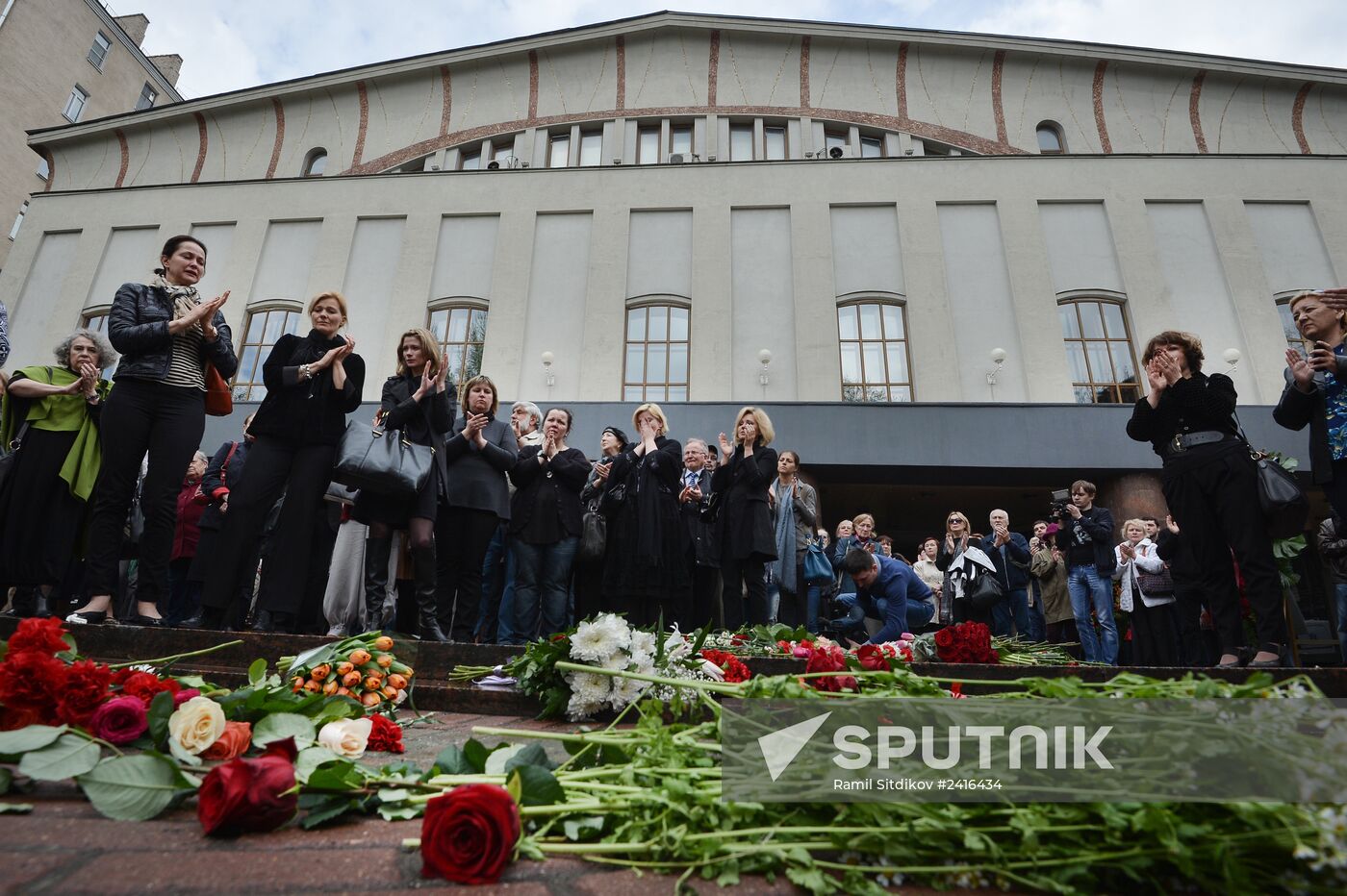 People pay their last respects to People's Artist of Russia Alexander Lenkov