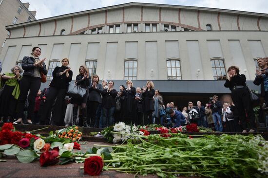People pay their last respects to People's Artist of Russia Alexander Lenkov