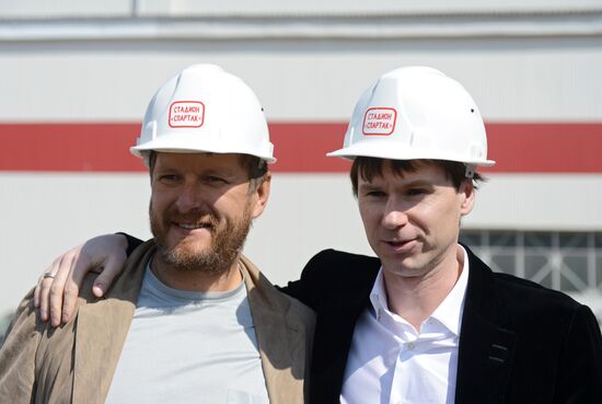 Yegor Titov and Yevgeny Kafelnikov visit construction site of Otkrytie Arena stadium