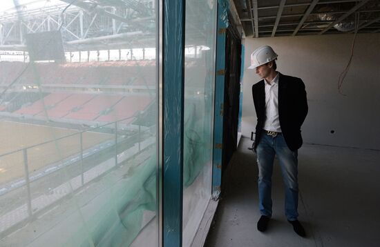 Yegor Titov and Yevgeny Kafelnikov visit construction site of Otkrytie Arena stadium