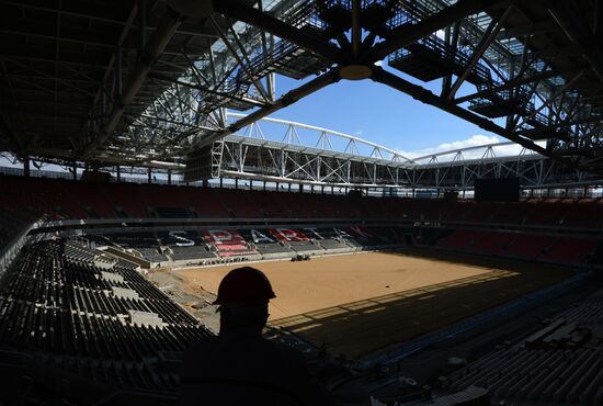 Yegor Titov and Yevgeny Kafelnikov visit construction site of Otkrytie Arena stadium