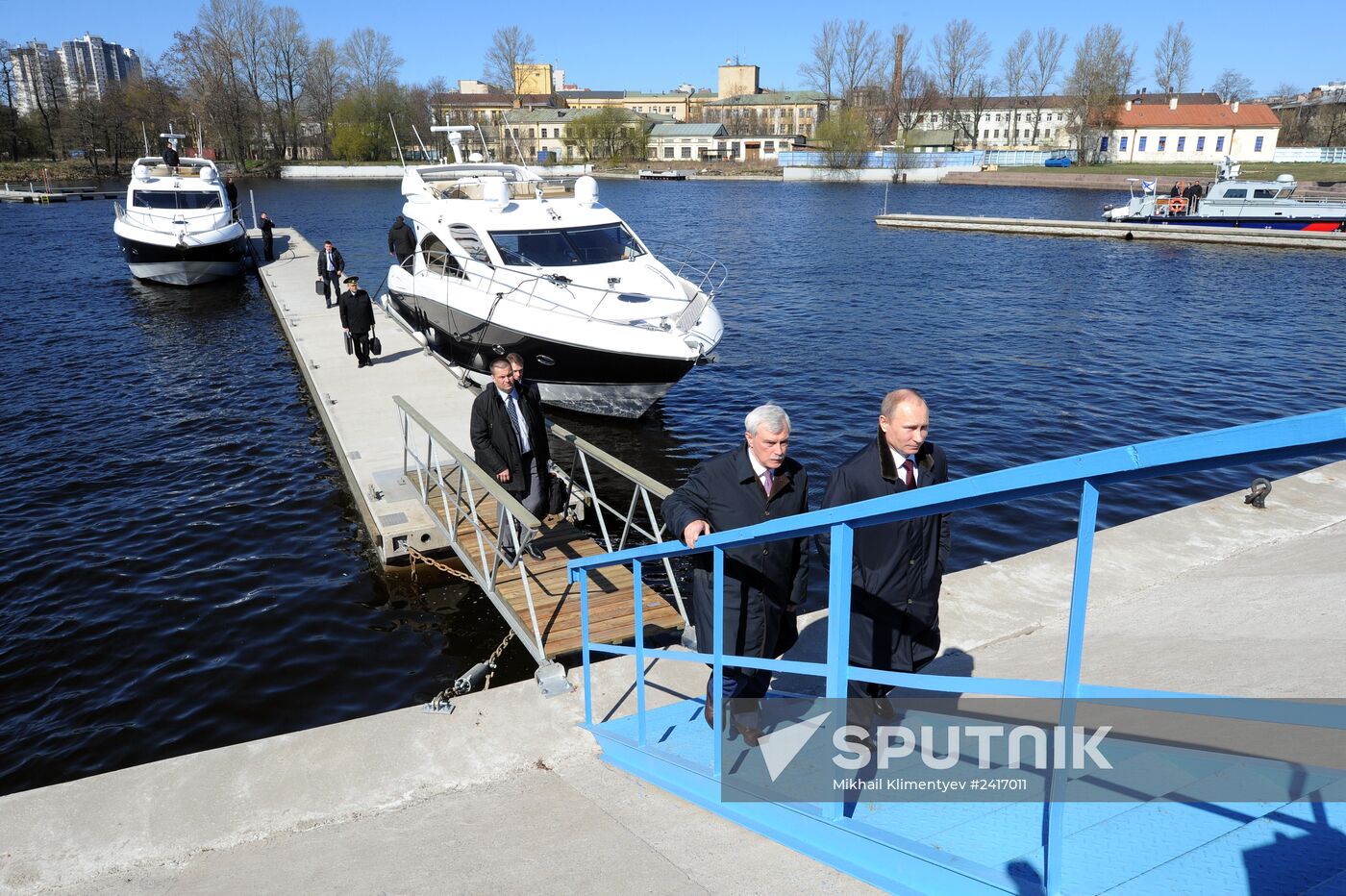 Vladimir Putin attends first media forum, all-Russia People's Front