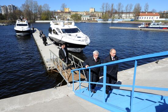 Vladimir Putin attends first media forum, all-Russia People's Front