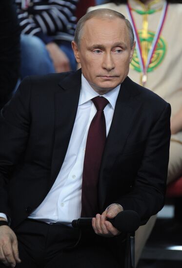 Vladimir Putin attends first media forum, all-Russia People's Front