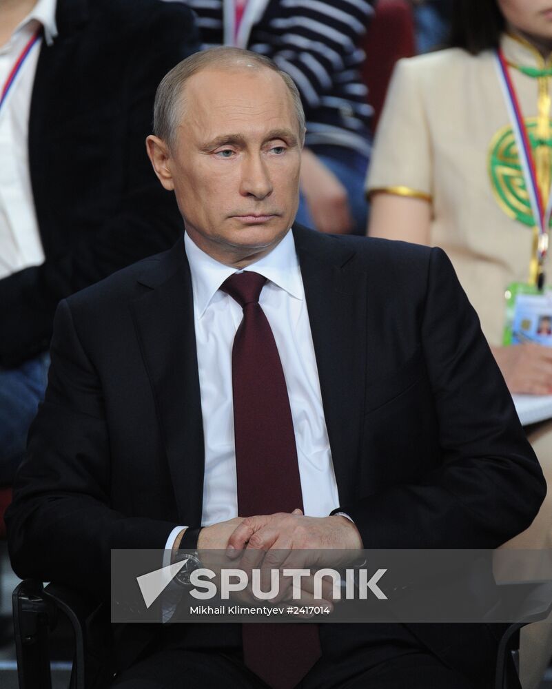 Vladimir Putin attends first media forum, all-Russia People's Front