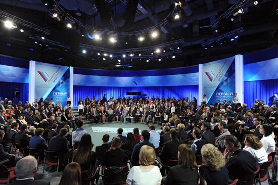Vladimir Putin attends first media forum, all-Russia People's Front