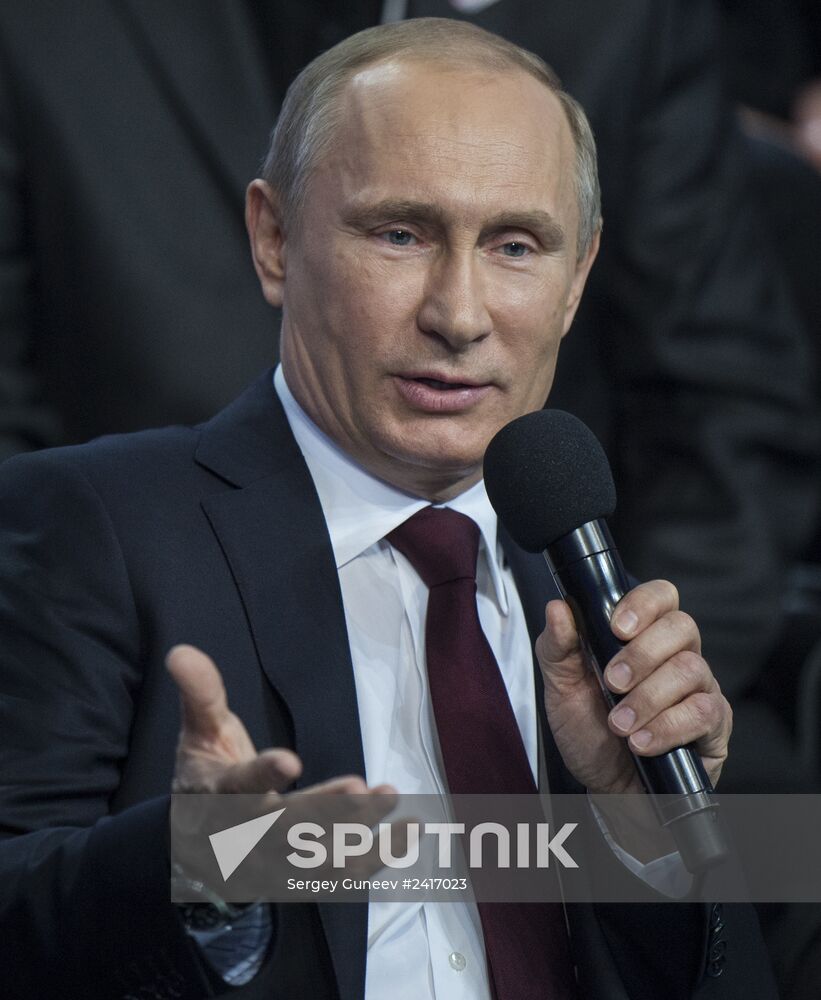 Vladimir Putin attends first media forum, all-Russia People's Front