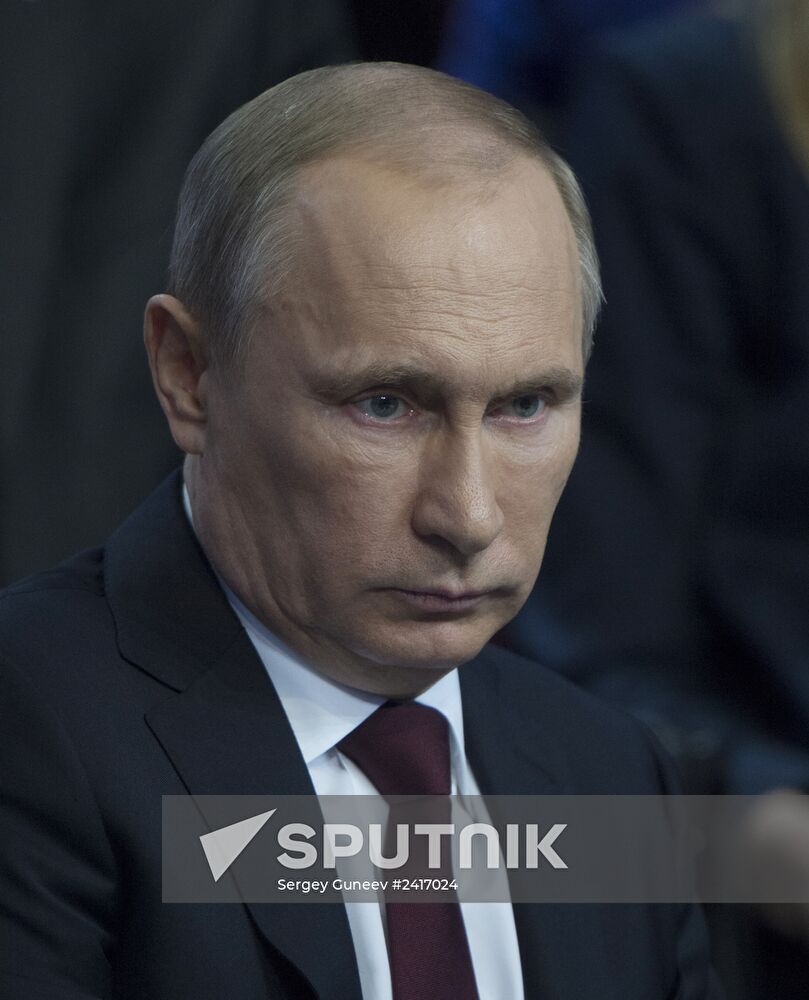 Vladimir Putin attends first media forum, all-Russia People's Front