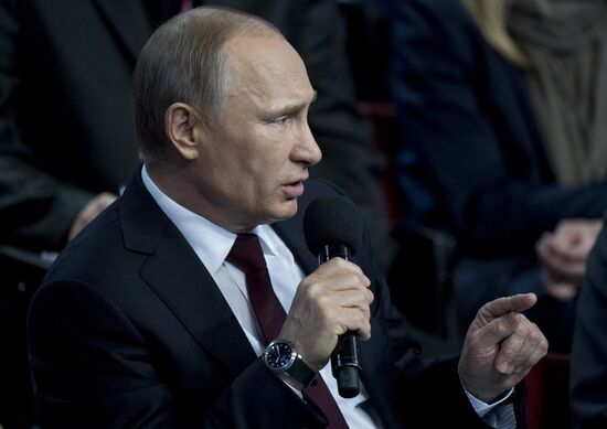 Vladimir Putin attends first media forum, all-Russia People's Front