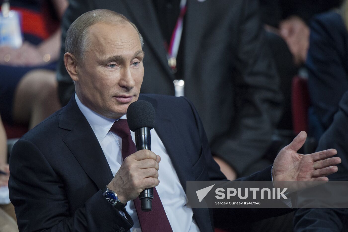 Vladimir Putin attends first media forum, all-Russia People's Front