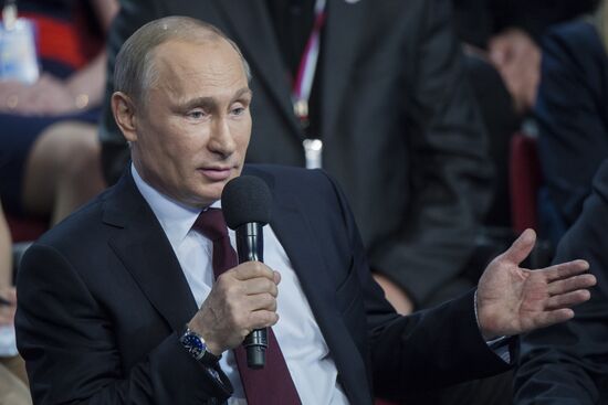 Vladimir Putin attends first media forum, all-Russia People's Front