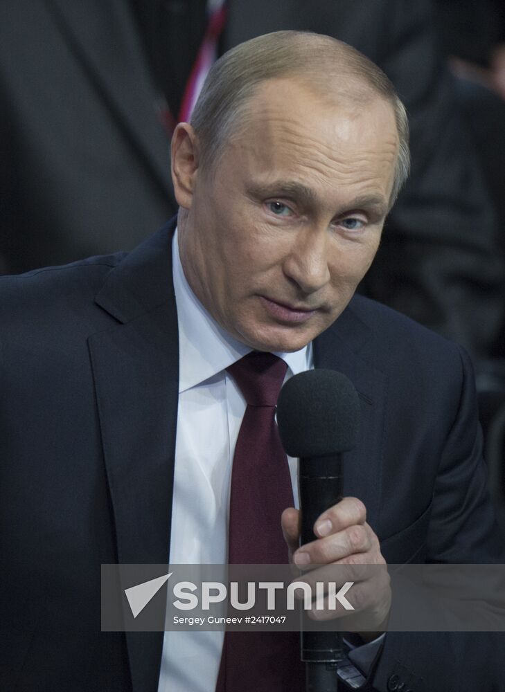 Vladimir Putin attends first media forum, all-Russia People's Front