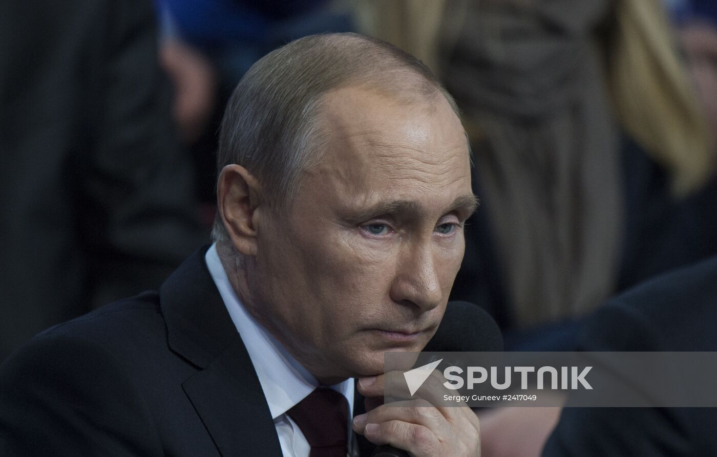 Vladimir Putin attends first media forum, all-Russia People's Front