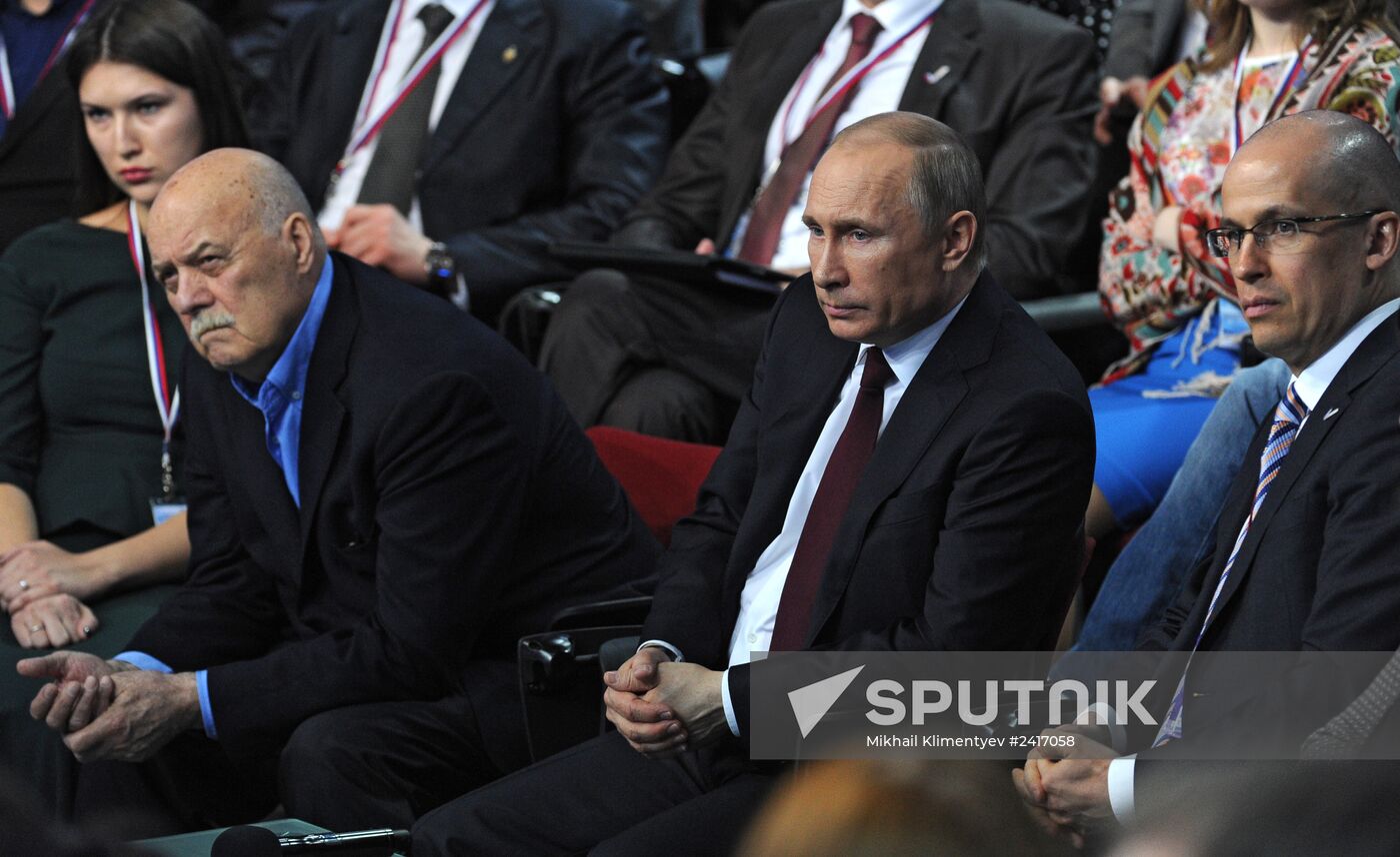 Vladimir Putin attends first media forum, all-Russia People's Front
