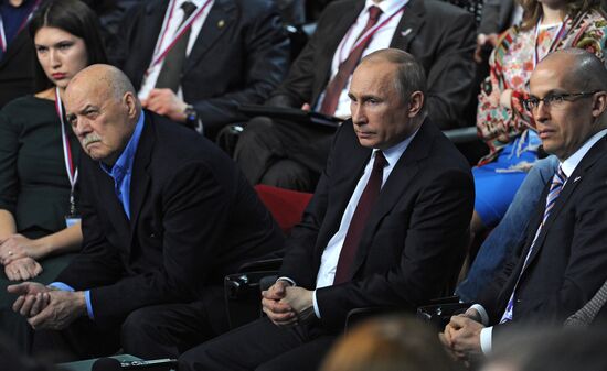 Vladimir Putin attends first media forum, all-Russia People's Front