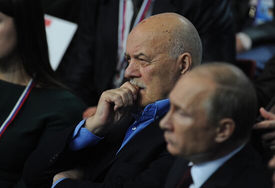 Vladimir Putin attends first media forum, all-Russia People's Front