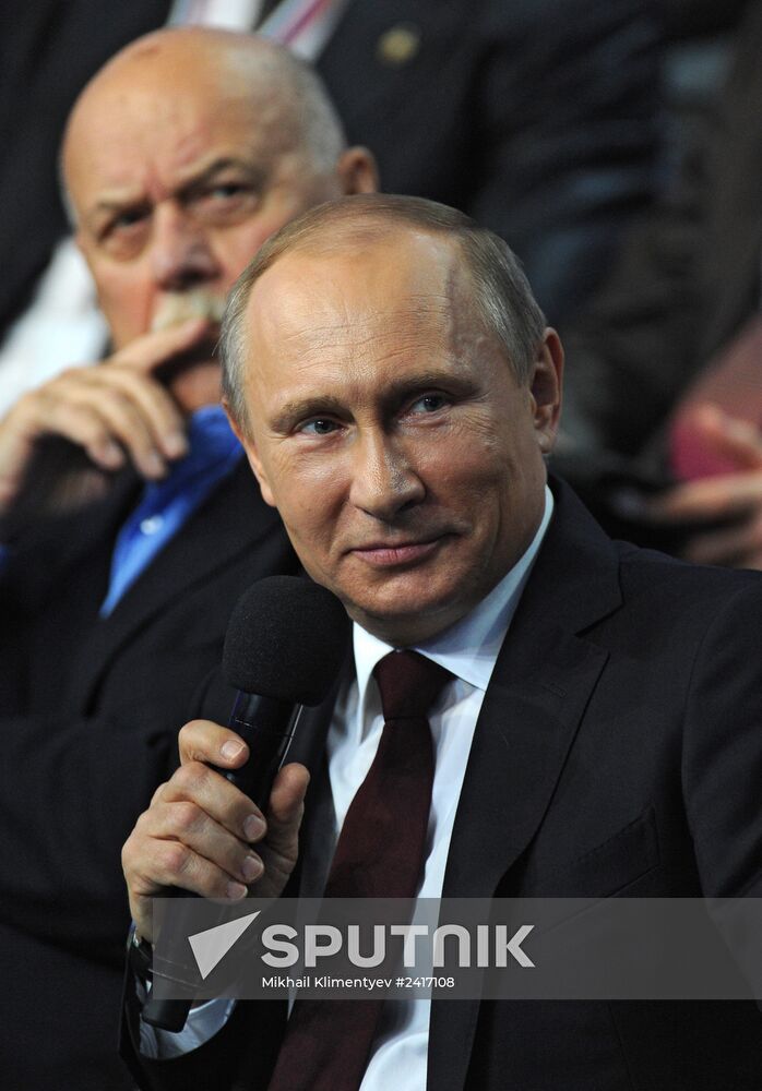 Vladimir Putin attends first media forum, all-Russia People's Front