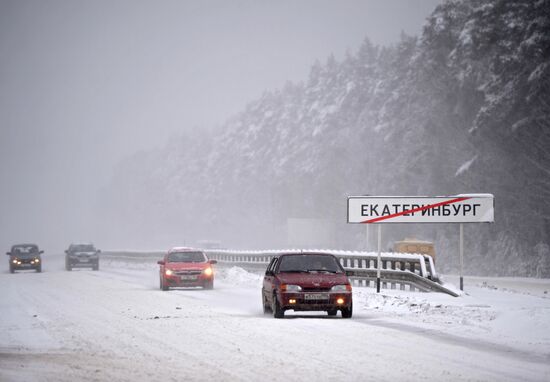 Snow blizzard hits Yekaterinburg