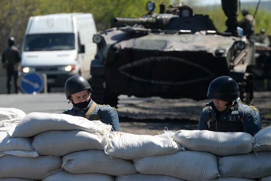 Ukrainian army's checkpoint in vicinity of Slavyansk