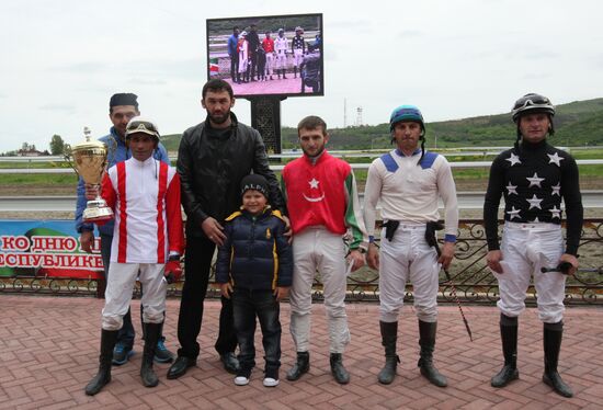Horse race dedicated to Day of Peace in Gudermes