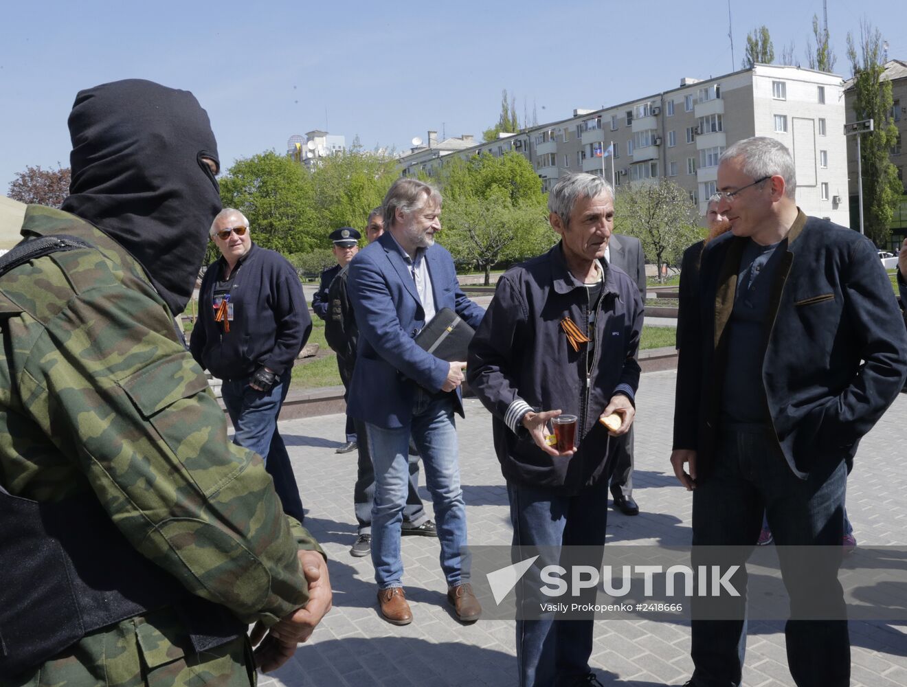 Federalization supporters prevent Khodorkovsky from entering Donetsk regional state administration building