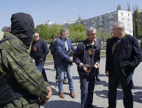 Federalization supporters prevent Khodorkovsky from entering Donetsk regional state administration building