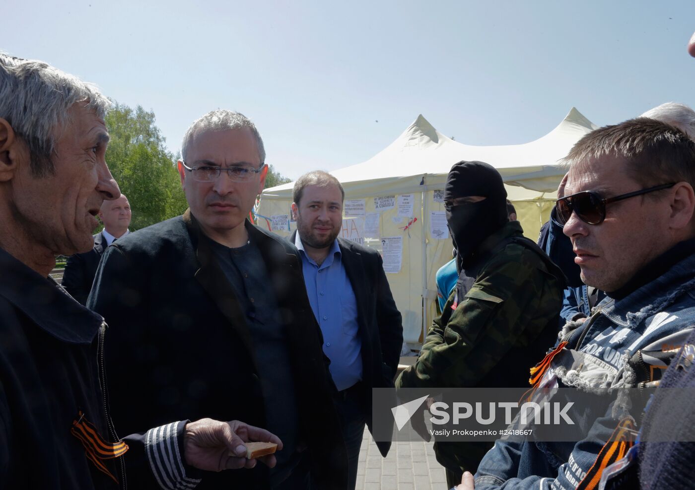 Federalization supporters prevent Khodorkovsky from entering Donetsk regional state administration building