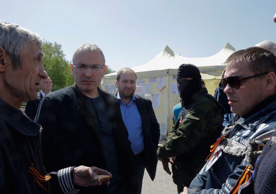 Federalization supporters prevent Khodorkovsky from entering Donetsk regional state administration building