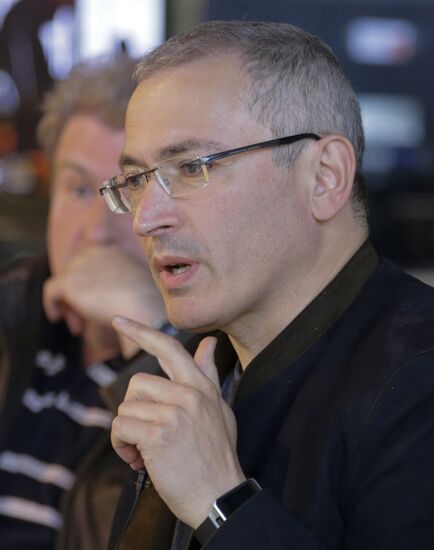 Mikhail Khodorkovsky meets with journalists in Donetsk