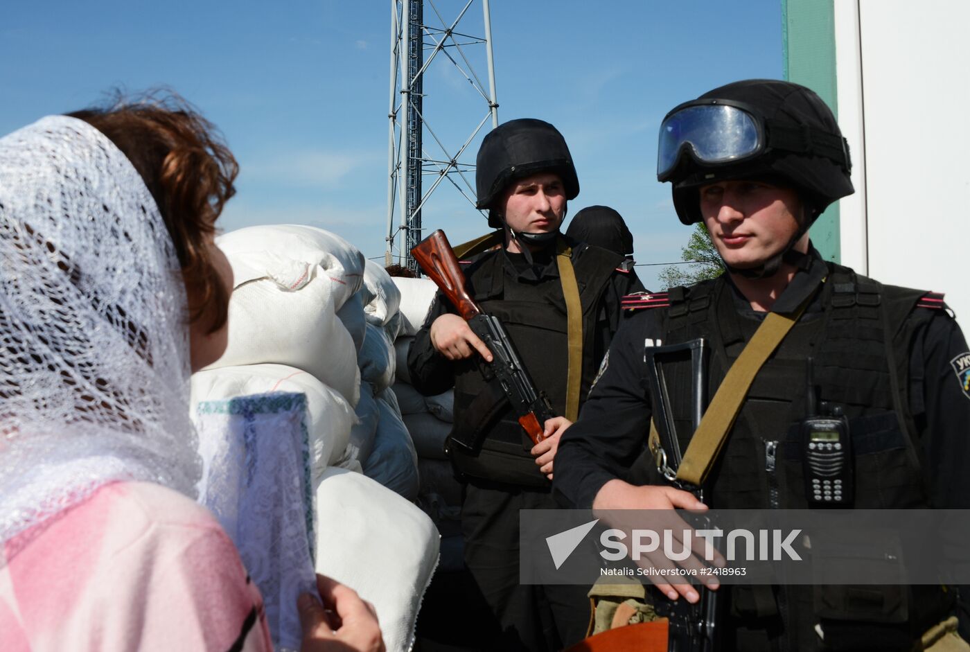 Oleg Tsarov delivers humanitarian aid to Slavyansk