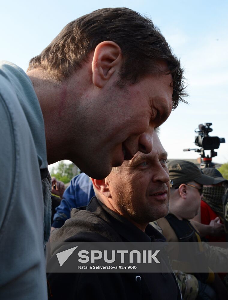 Oleg Tsarov delivers humanitarian aid to Slavyansk