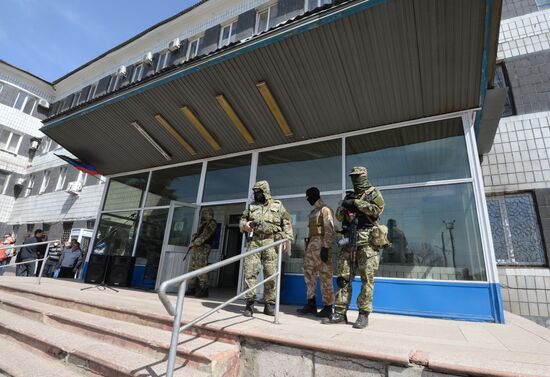 Protesters seize police department and administration building in Konstantinovka
