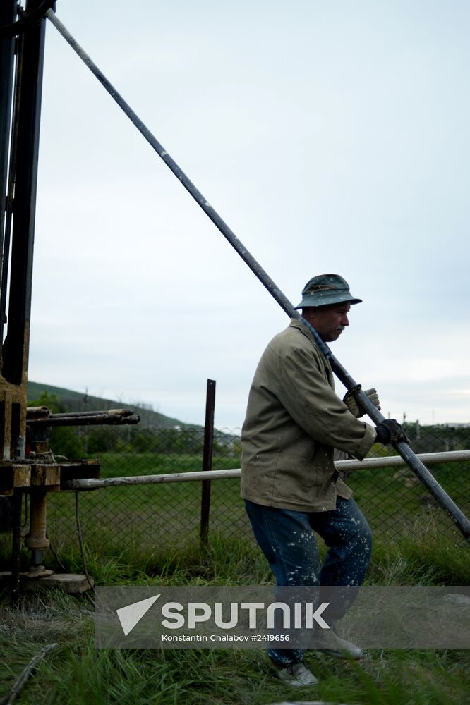 Drilling water holes in Crimea's private sector