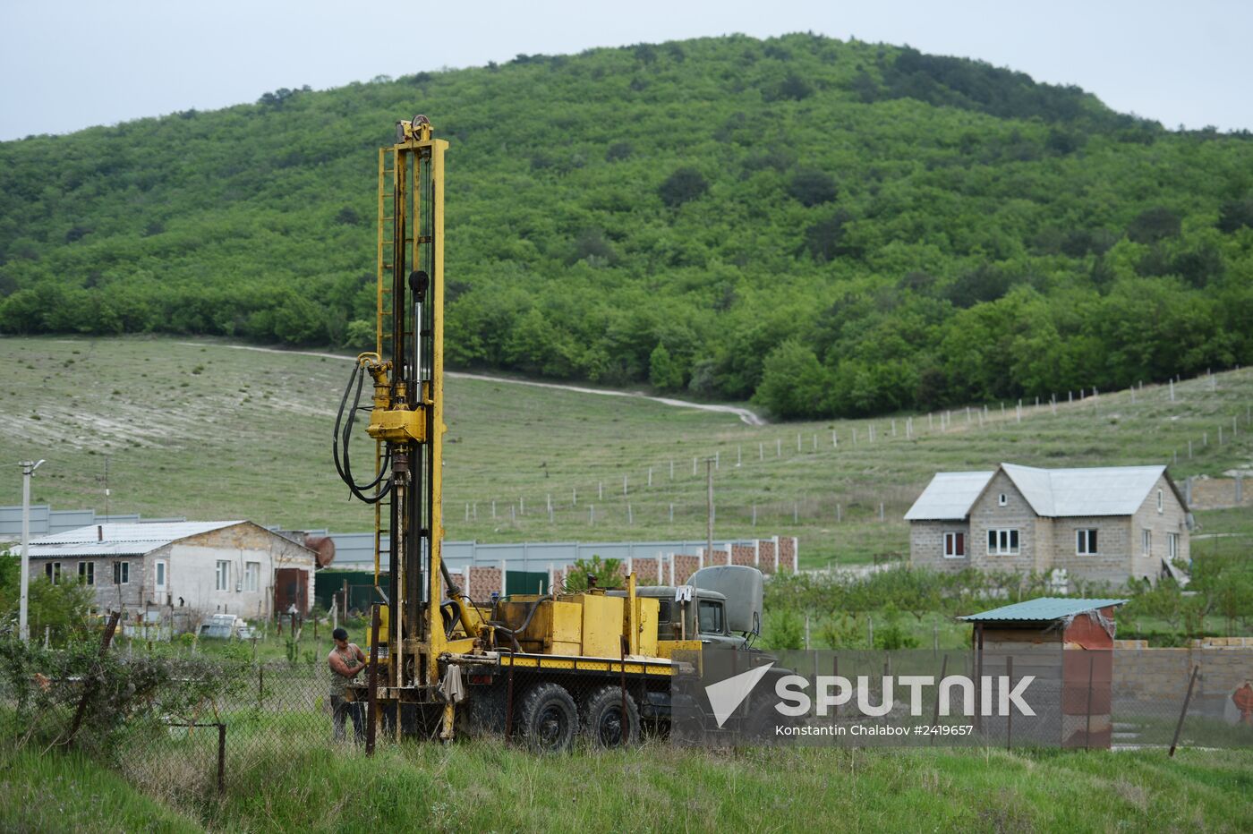Drilling water holes in Crimea's private sector