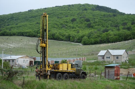 Drilling water holes in Crimea's private sector