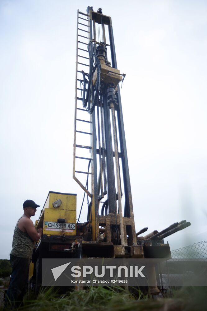 Drilling water holes in Crimea's private sector