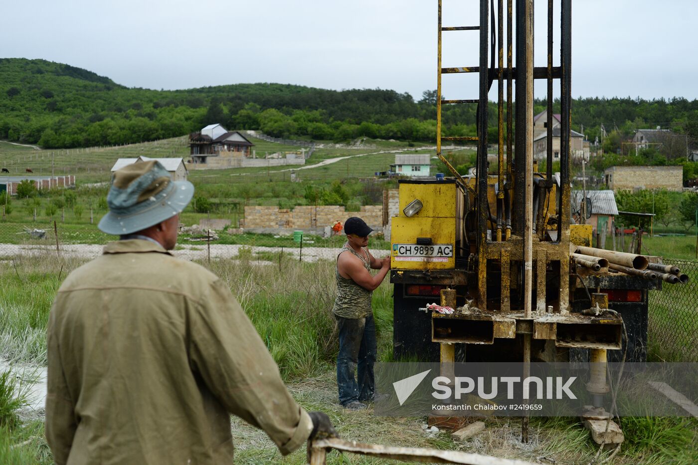 Drilling water holes in Crimea's private sector