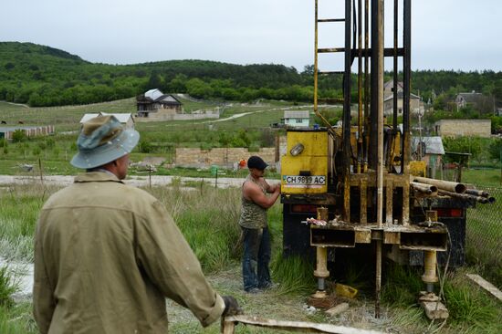 Drilling water holes in Crimea's private sector