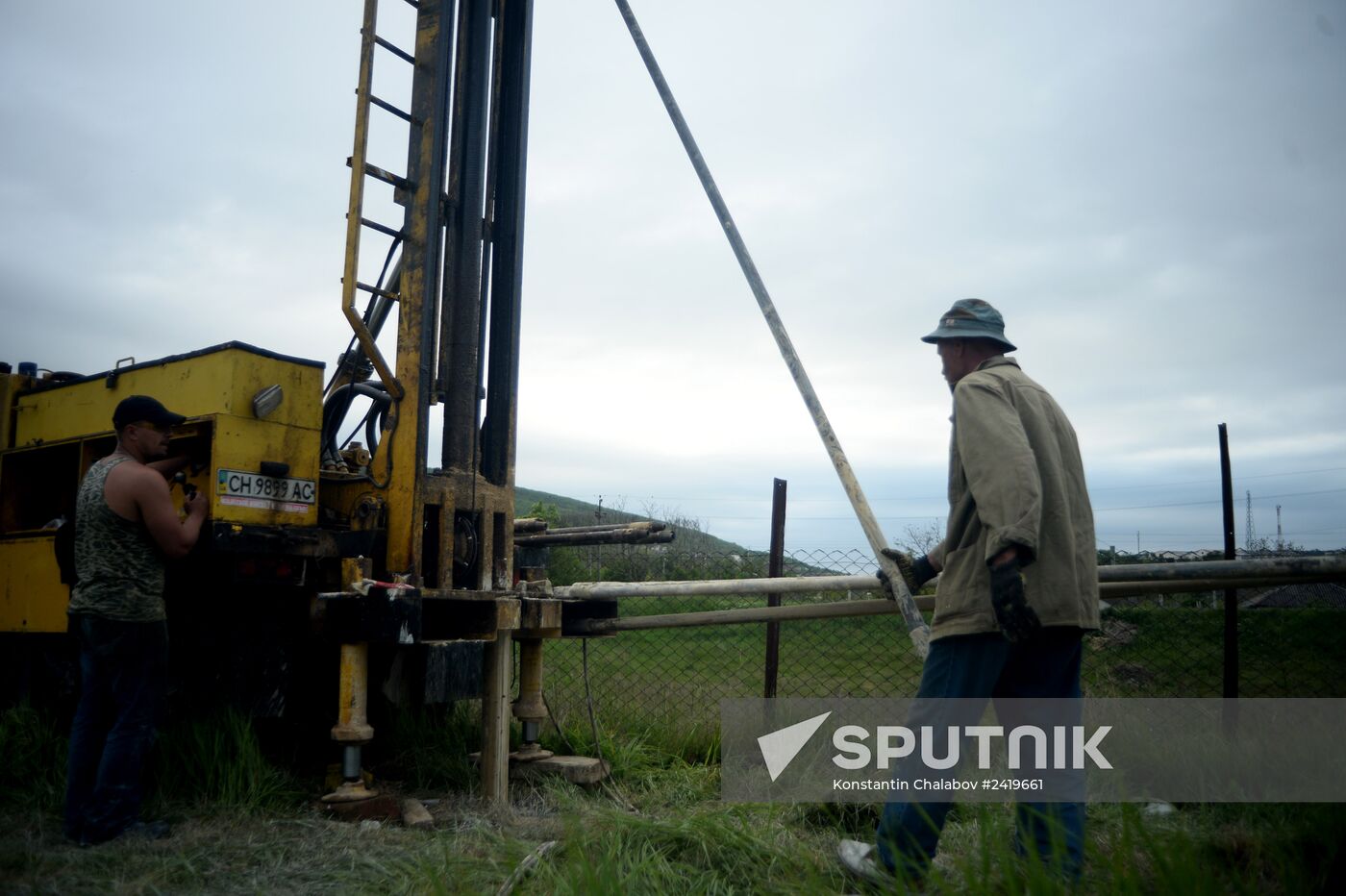 Drilling water holes in Crimea's private sector