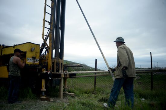 Drilling water holes in Crimea's private sector