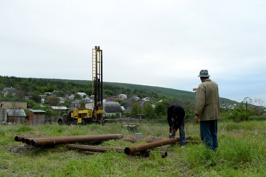 Drilling water holes in Crimea's private sector